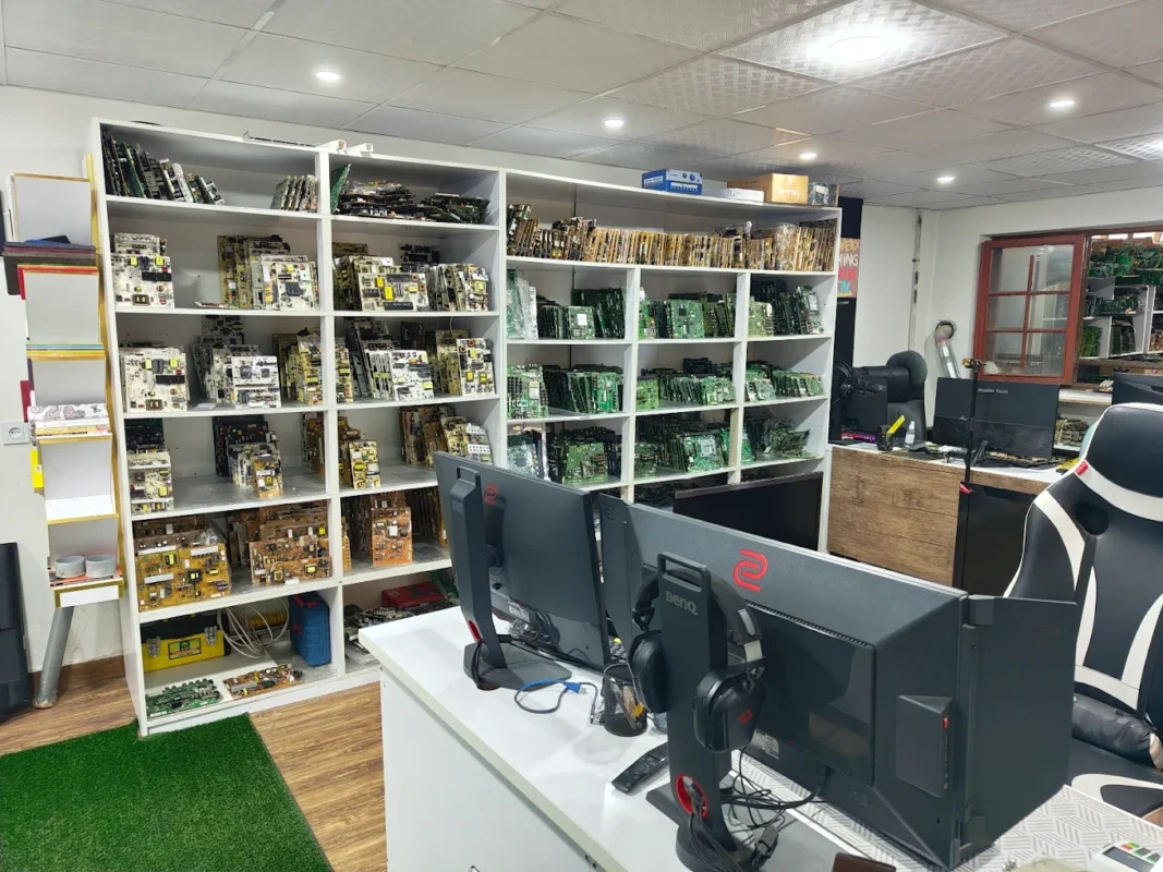 محیط تعمیرگاه و بانک قطعات تلویزیون فیکس‌تیو